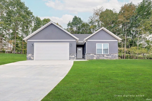 view of front of property featuring a front lawn and a garage