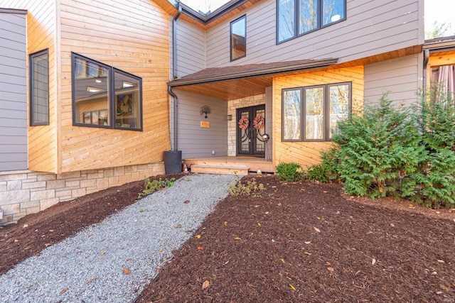 property entrance featuring a porch