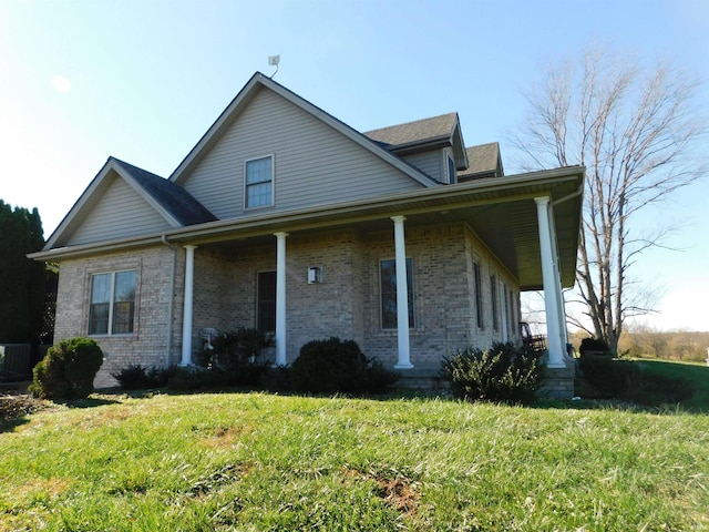 view of front of home featuring a front lawn