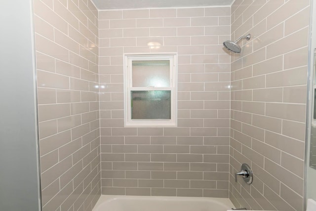 bathroom featuring tiled shower / bath