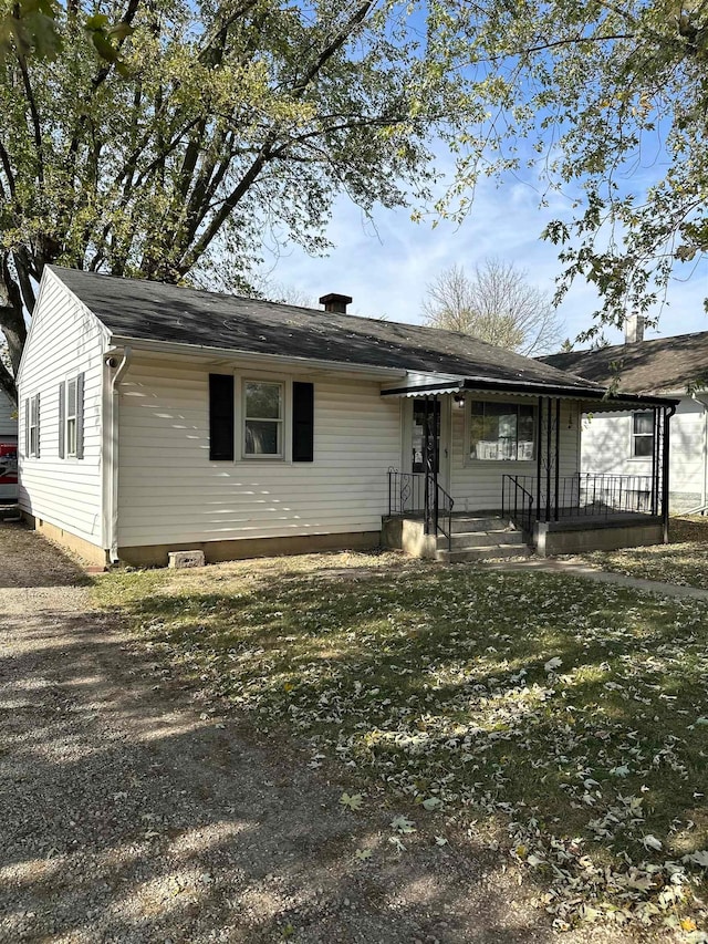 single story home with a front lawn