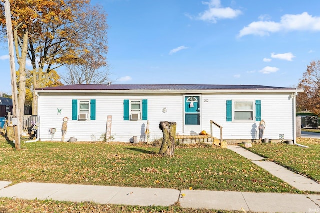 view of front of property featuring a front lawn