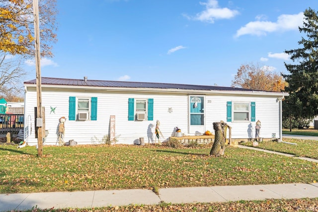 manufactured / mobile home featuring a front yard and cooling unit