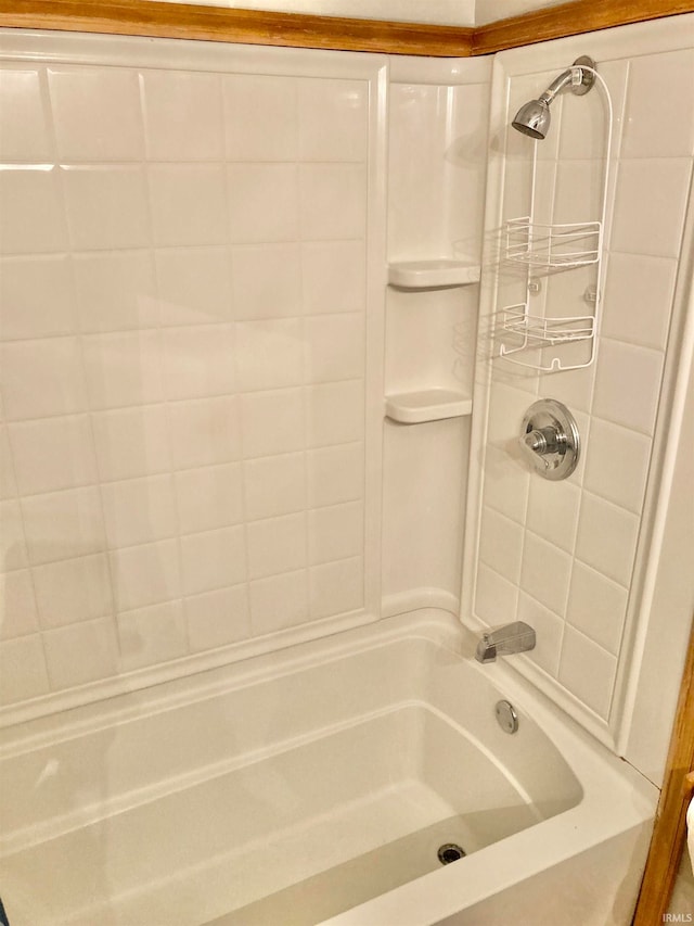 bathroom with tiled shower / bath