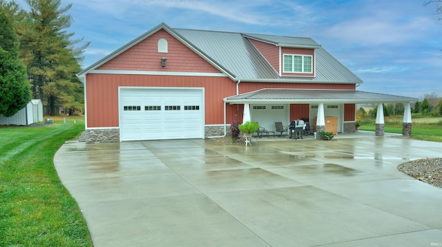 view of front of property with covered porch, a shed, a garage, and a front lawn