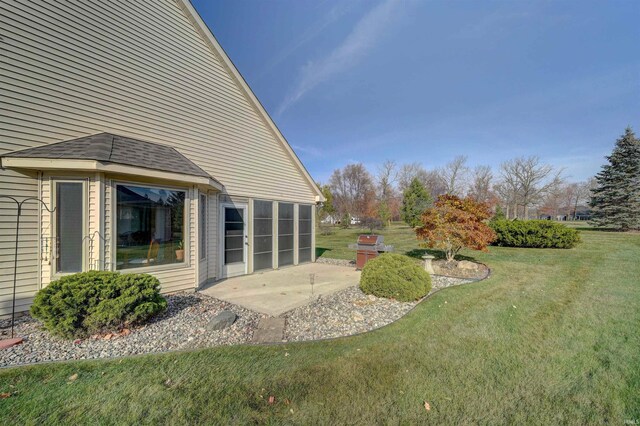 view of yard featuring a patio area