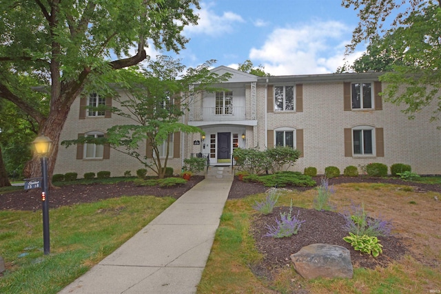 view of front facade featuring a front yard