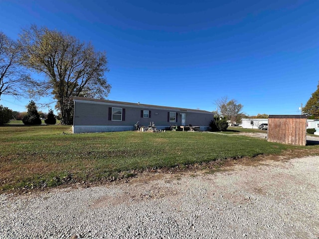 manufactured / mobile home featuring a front lawn