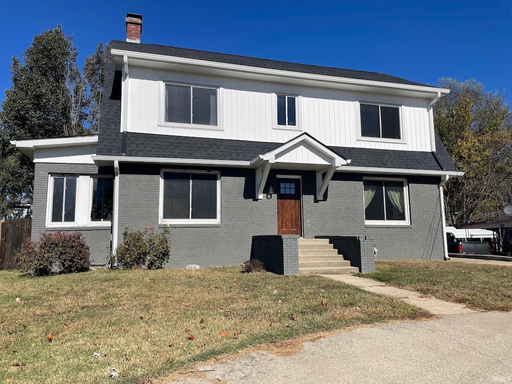 view of front of property with a front yard