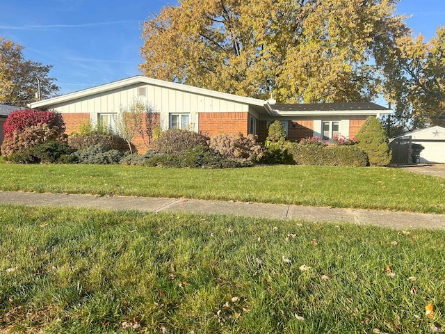 single story home featuring a front yard