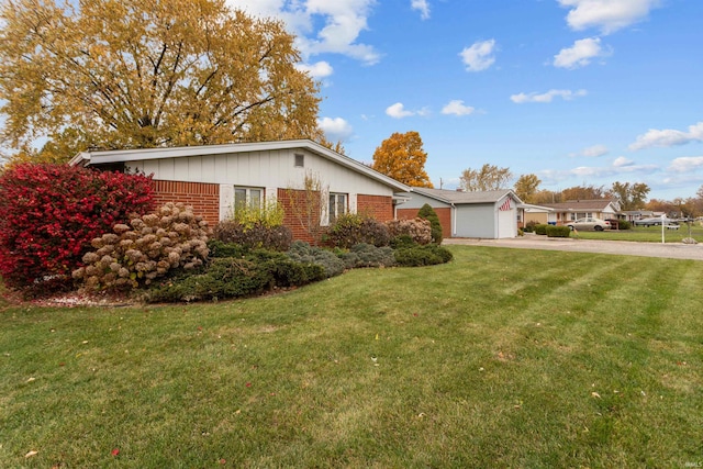 view of front facade featuring a garage and a front lawn