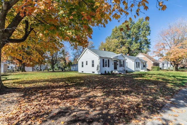 view of front facade featuring a front yard