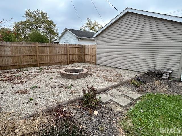 view of yard featuring a fire pit