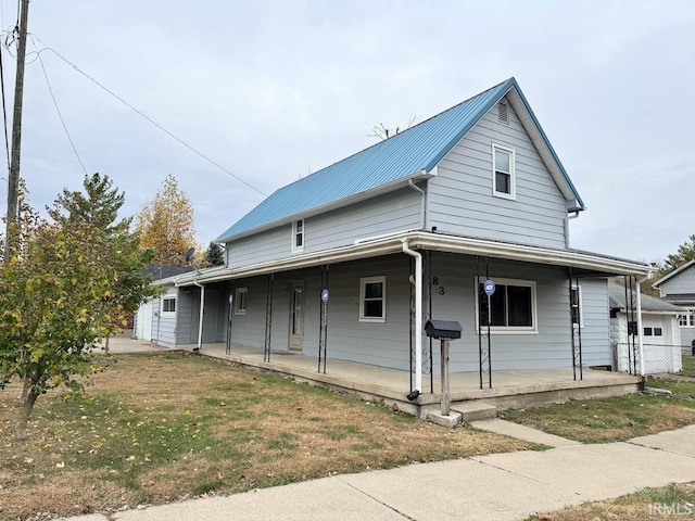 view of front facade with a porch and a front lawn