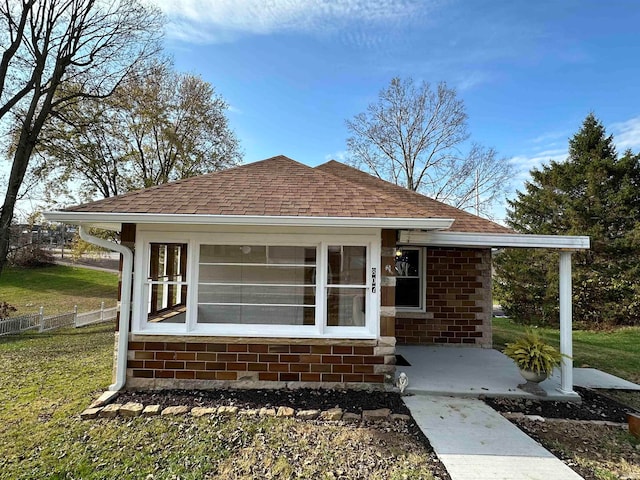 view of front of house featuring a front lawn