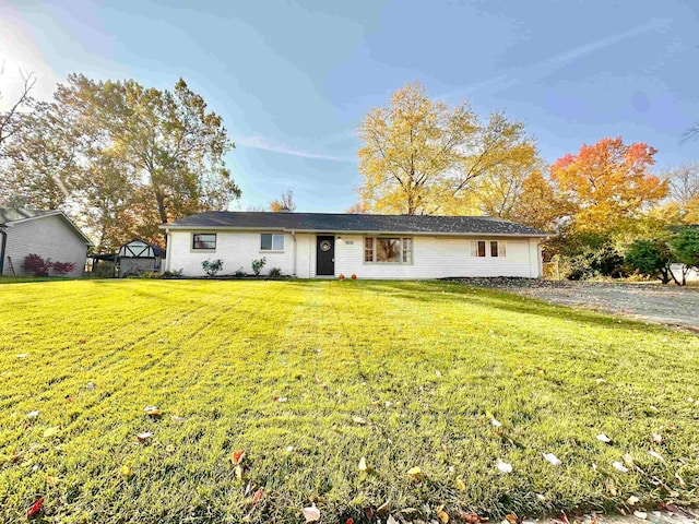 single story home with a front lawn