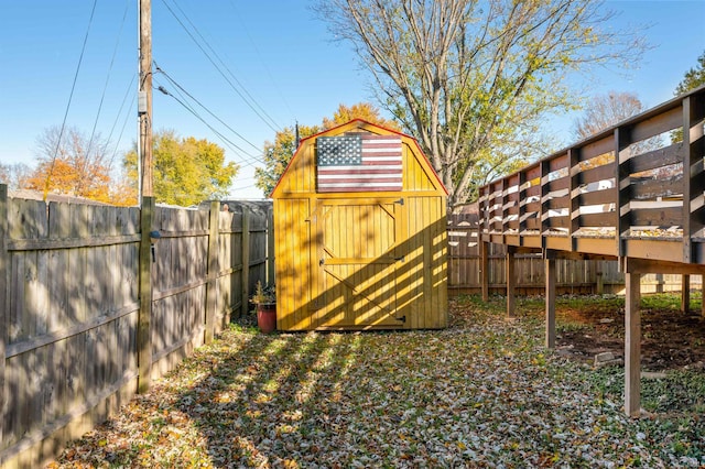 view of yard featuring a shed