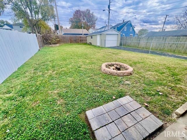 view of yard featuring a shed