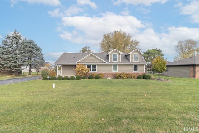 view of front of home featuring a front lawn