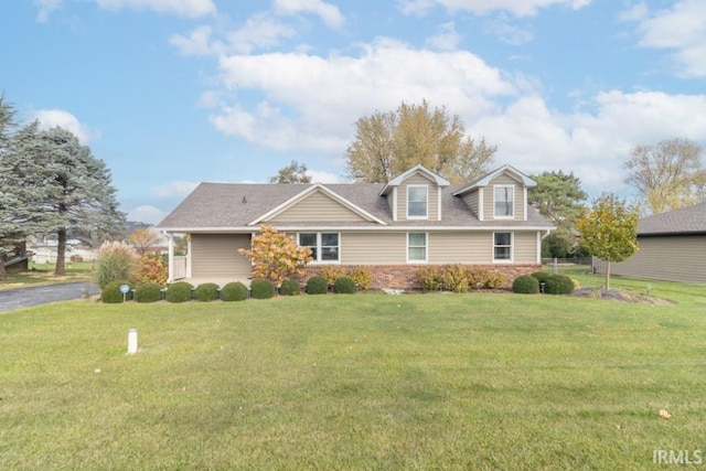 view of front of property featuring a front lawn