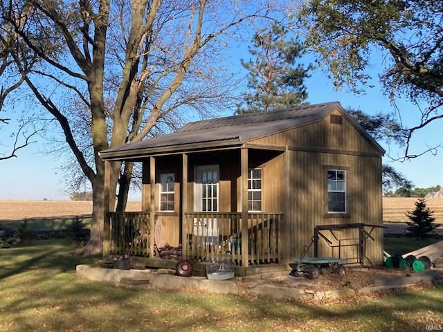 view of front of home with a porch and a front lawn