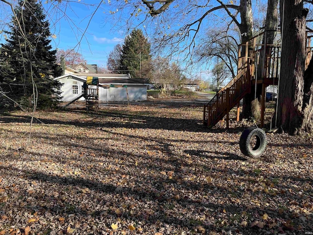 view of yard featuring a pool