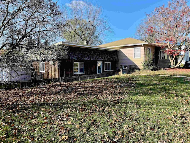 view of front of home featuring a front yard