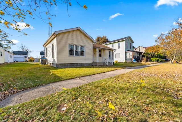 view of front of property featuring a porch and a front lawn