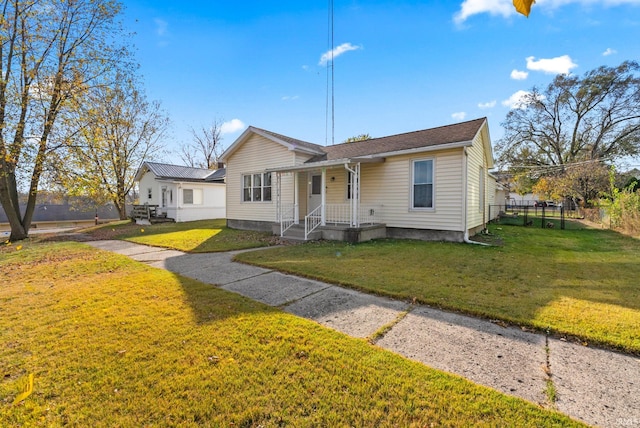 view of front of house featuring a front lawn