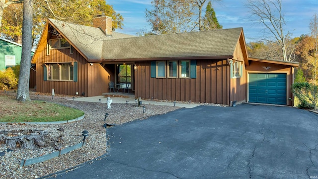 view of front facade featuring a garage