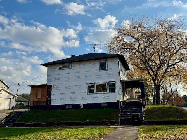 view of front of property with a front yard