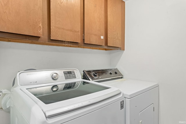 laundry room featuring cabinets and independent washer and dryer