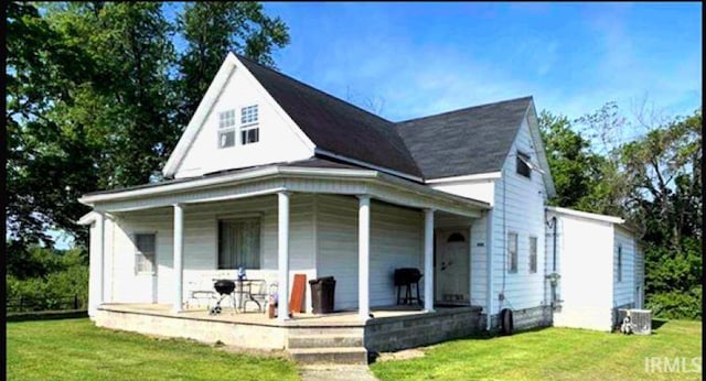 view of front of property featuring a porch and a front yard