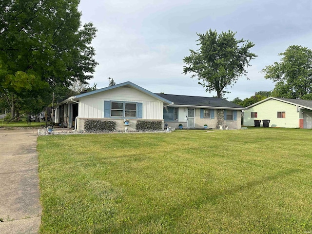 ranch-style house featuring a front lawn