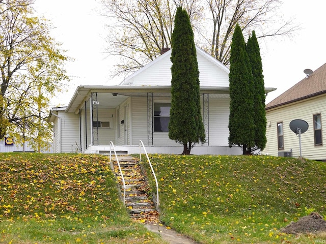 view of front of home featuring a front lawn