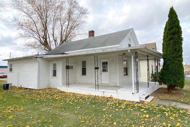 view of front of property with a porch and a front yard