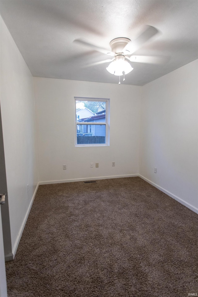 carpeted spare room featuring ceiling fan and a textured ceiling