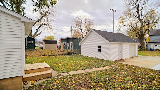 view of yard featuring a shed