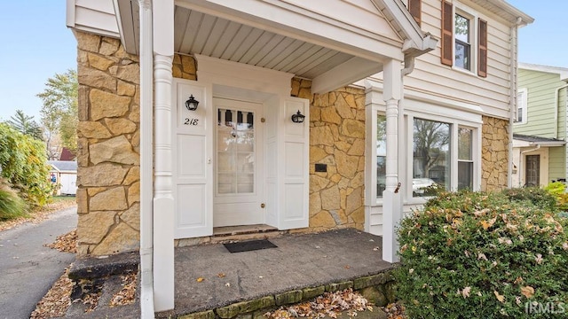 property entrance featuring a porch