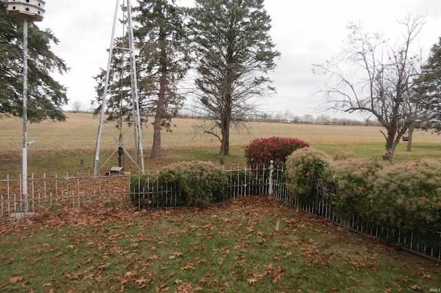 view of yard featuring a rural view