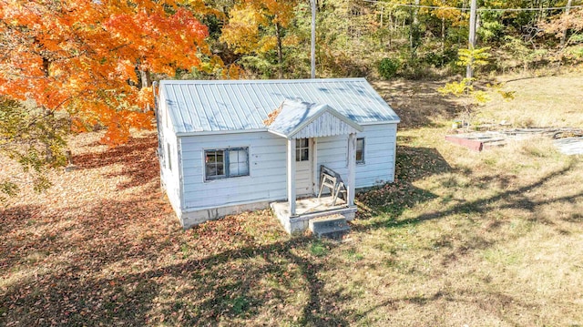 view of front of house with a front lawn and an outbuilding