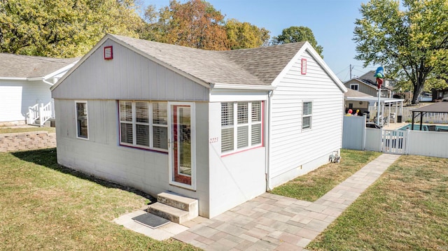 view of front of property with a front yard