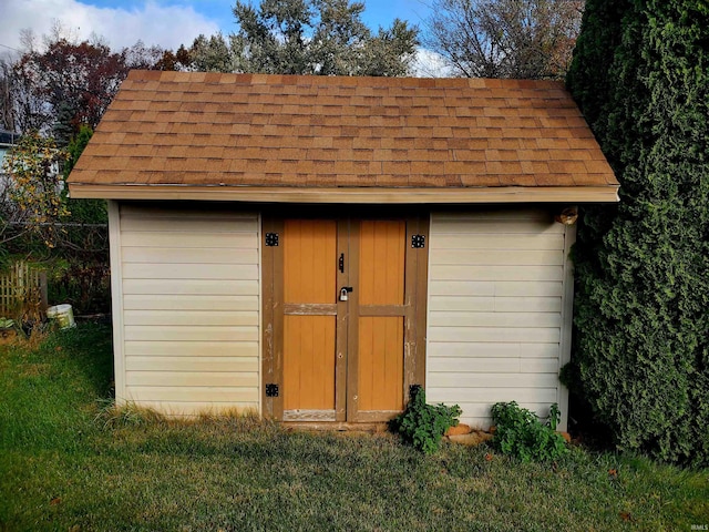 view of outdoor structure featuring a yard