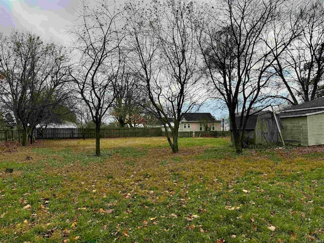 view of yard with a storage shed