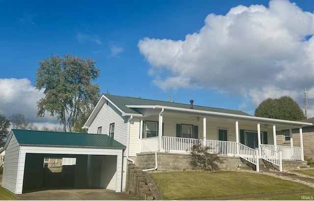 view of front of property featuring a front lawn, a garage, and a porch