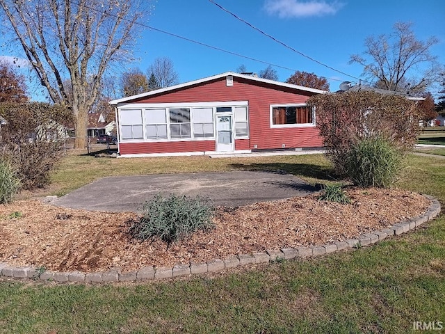 ranch-style home with a front yard