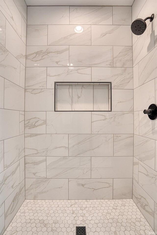 bathroom featuring tiled shower