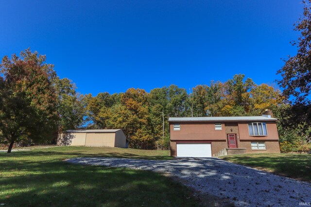 split foyer home featuring a front lawn
