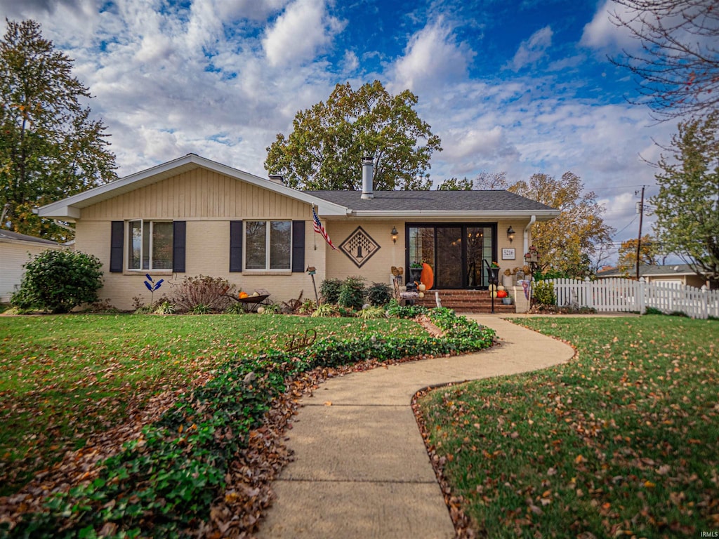 ranch-style home featuring a front yard