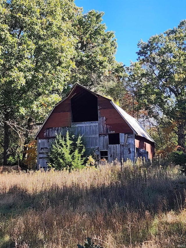 view of side of property with an outbuilding